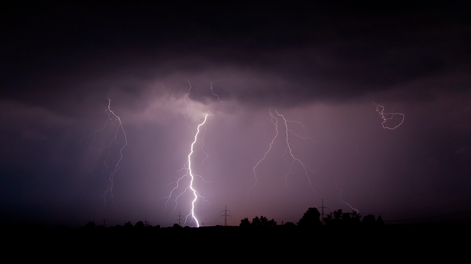 Rimini, doppio allarme meteo: allerta arancione per afa, gialla per rovesci