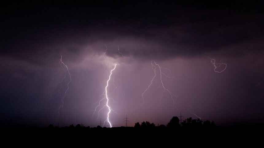 Rimini, doppio allarme meteo: allerta arancione per afa, gialla per rovesci