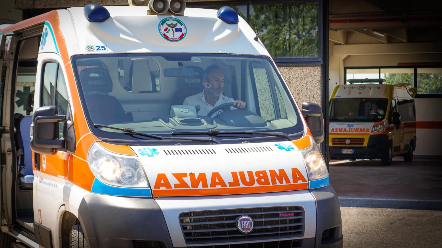 Morte Improvvisa a Rivazzurra: Ottantottenne Soccorso Invano sulla Battigia