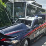 Autobus contro auto dei Carabinieri all’incrocio. Quattro feriti in ospedale