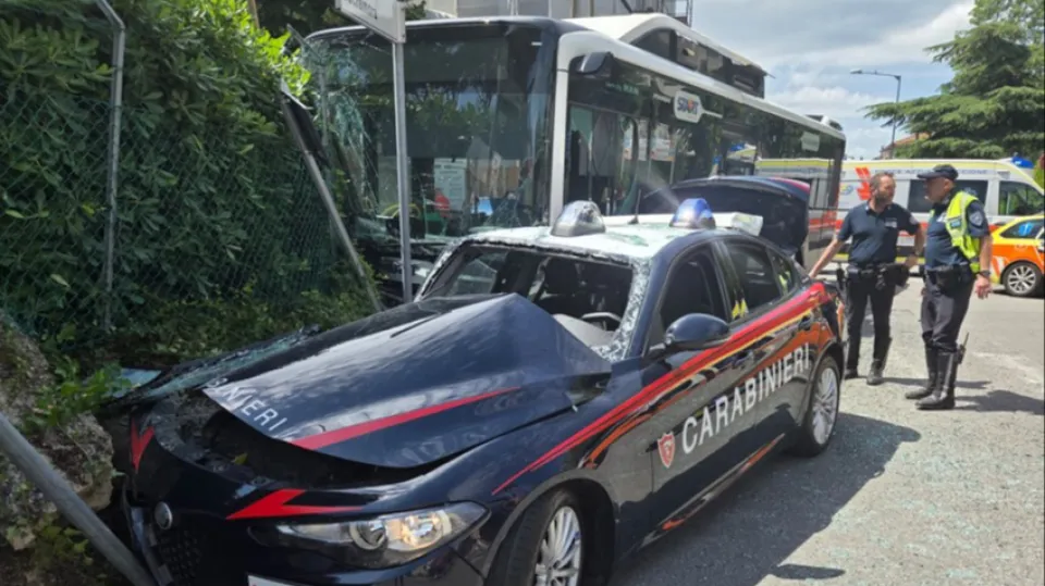 Autobus contro auto dei Carabinieri all’incrocio. Quattro feriti in ospedale