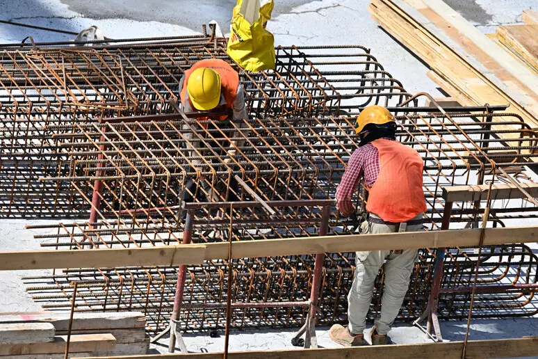 Intesa tra le parti sociali: da sei a quattro settori, meno vincoli per le associazioni datoriali La Segreteria al Lavoro adotta il progetto di legge che interviene sulla norma 59/2016.