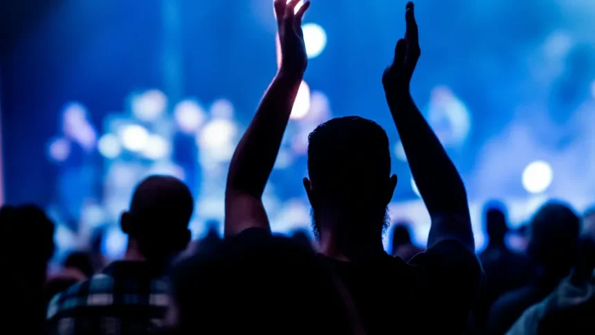 Controcorrente: è rischioso accalcare migliaia di persone per un evento?