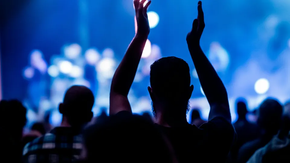 Controcorrente: è rischioso accalcare migliaia di persone per un evento?