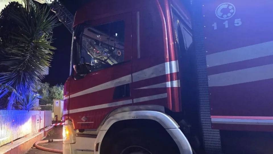 Jaguar in fiamme, si indaga per incendio doloso