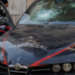 Lite furiosa con la madre, poi lancia un tombino contro l’auto dei Carabinieri: fermato con il Taser