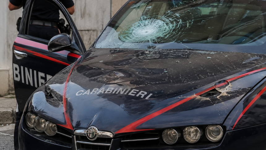 Lite furiosa con la madre, poi lancia un tombino contro l’auto dei Carabinieri: fermato con il Taser