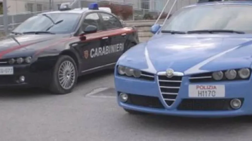 Molesto con i turisti in spiaggia, nel trasporto in Questura distrugge volante