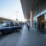 Rimini, tenta la fuga con la refurtiva e aggredisce i commessi: arrestato ladro seriale in via Flaminia