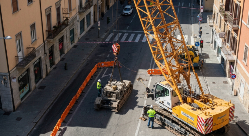 Rimini: Via Leoni si Ferma per Due Giorni, Smontaggio Critico di una Gru