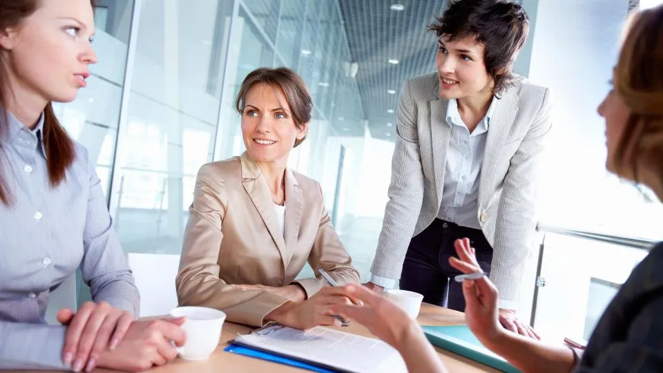 Lavoro, migliorano i dati ma aumenta il divario di genere. Giovani in difficoltà