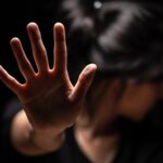 Ex compagna denuncia violenze: “Non voleva che andassi al lavoro”. 46enne rinviato a giudizio