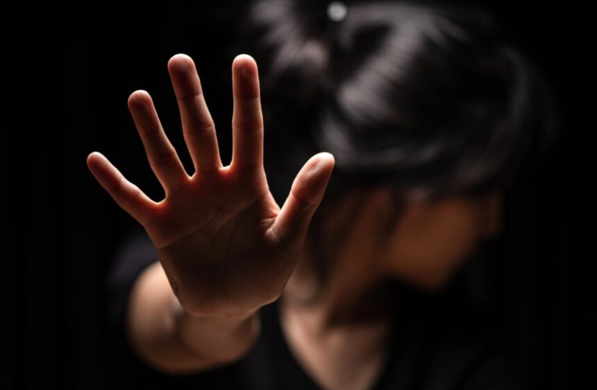 Ex compagna denuncia violenze: “Non voleva che andassi al lavoro”. 46enne rinviato a giudizio