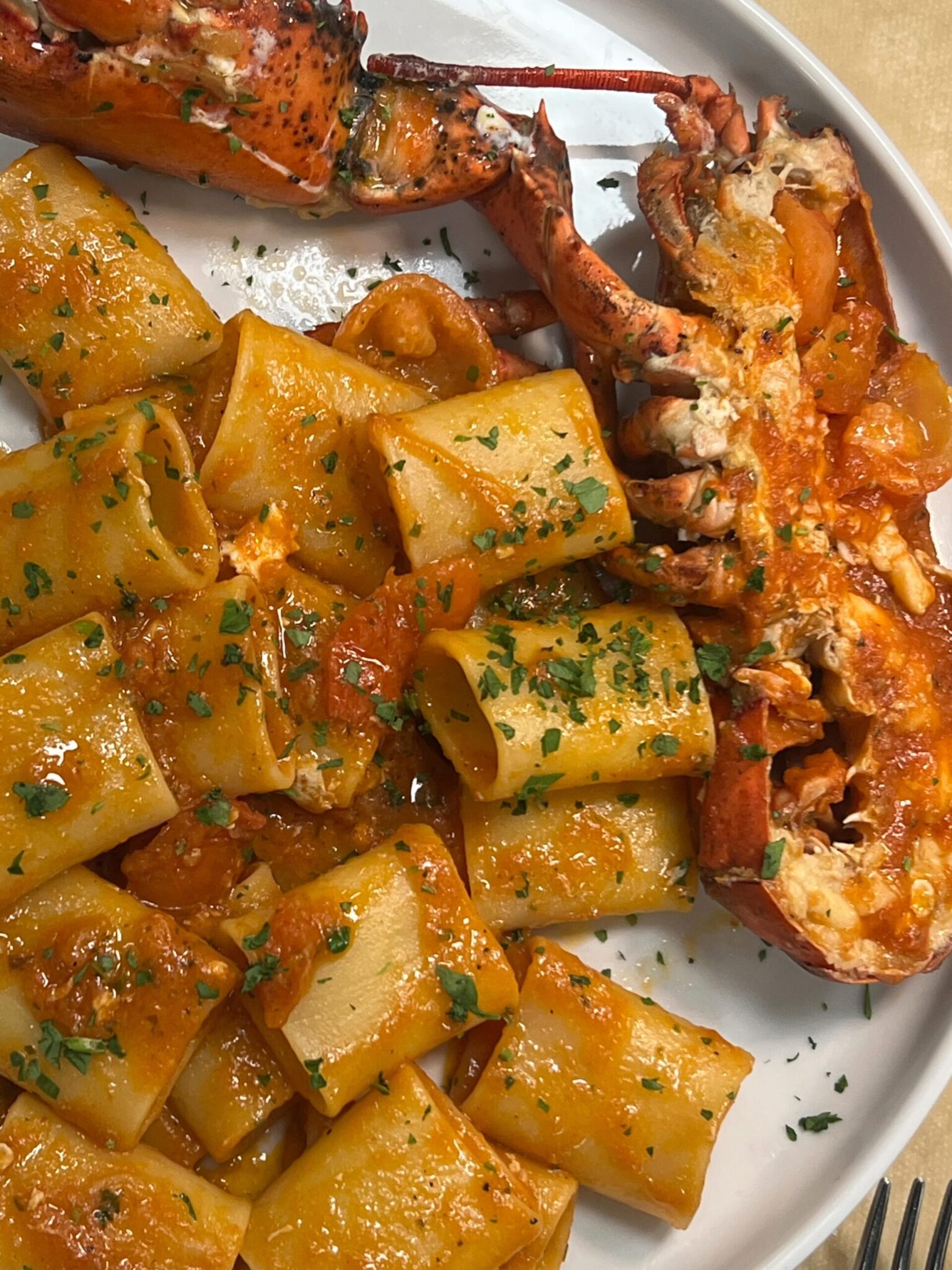 Paccheri all’astice e allo scoglio: il mare in tavola alla Locanda de Borg