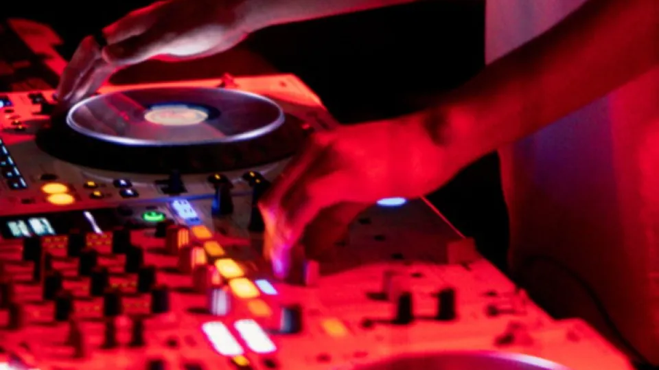 Festa di fine scuole con musica  e ballo non autorizzati. Denunciato il gestore