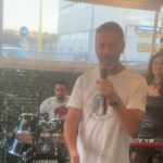 Cronaca. San Marino, Rocco Siffredi fa il pieno di selfie al distributore di “Amici Fun Station”