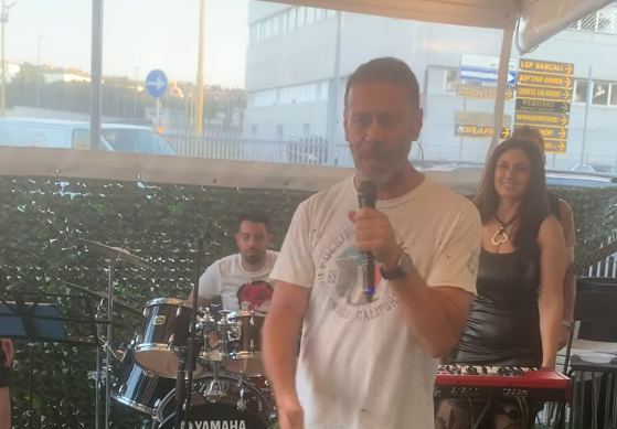 Cronaca. San Marino, Rocco Siffredi fa il pieno di selfie al distributore di “Amici Fun Station”
