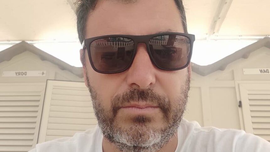Riccione, giovane crolla in strada: operatore balneare lo salva col massaggio cardiaco