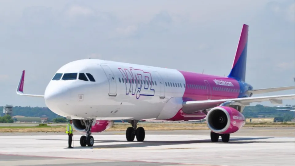 ‘Bird strike’ sull’aereo per Tirana. Lunga attesa per i passeggeri al Fellini