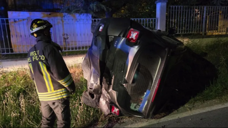 Tamponamento nella notte in via Montescudo. Jeep finisce fuori strada