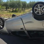 Auto si capotta a Santarcangelo. L’anziano conducente elitrasportato al Bufalini