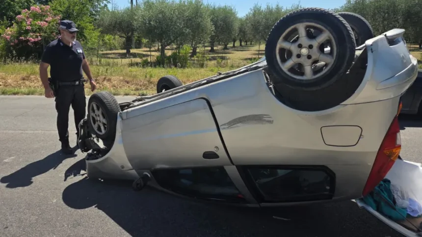 Auto si capotta a Santarcangelo. L’anziano conducente elitrasportato al Bufalini