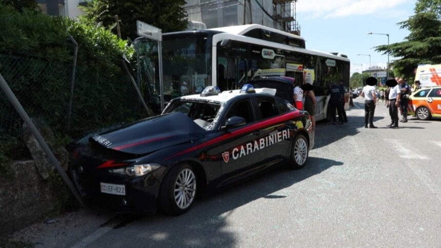 Autobus contro auto dei carabinieri, pauroso incidente all’incrocio a Viserba