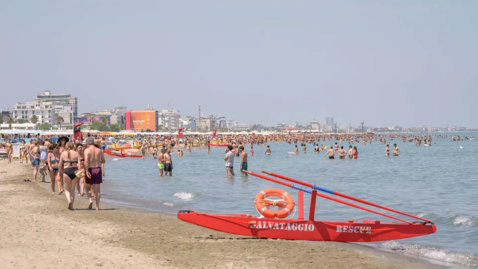 Nuova ordinanza. Sulla spiaggia chioschi e bar aperti già dalle 7,30