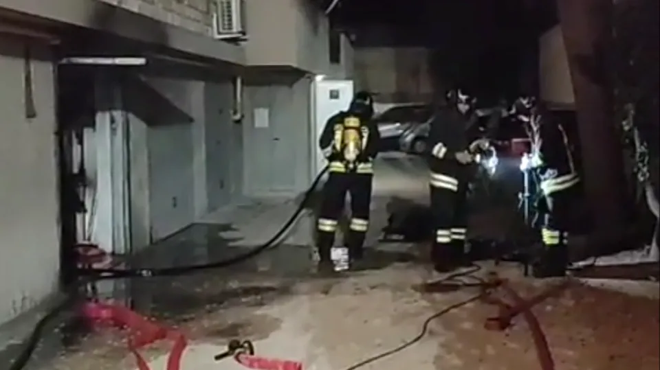 Incendio nella notte a marina centro. Le fiamme in garage e poi fumo intenso