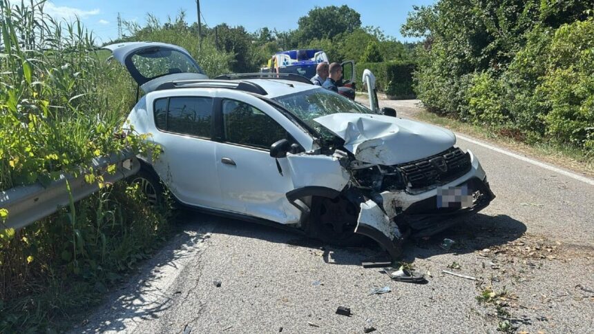 Auto contro il terrapieno a San Martino in Venti: donna trasportata in elicottero al Bufalini