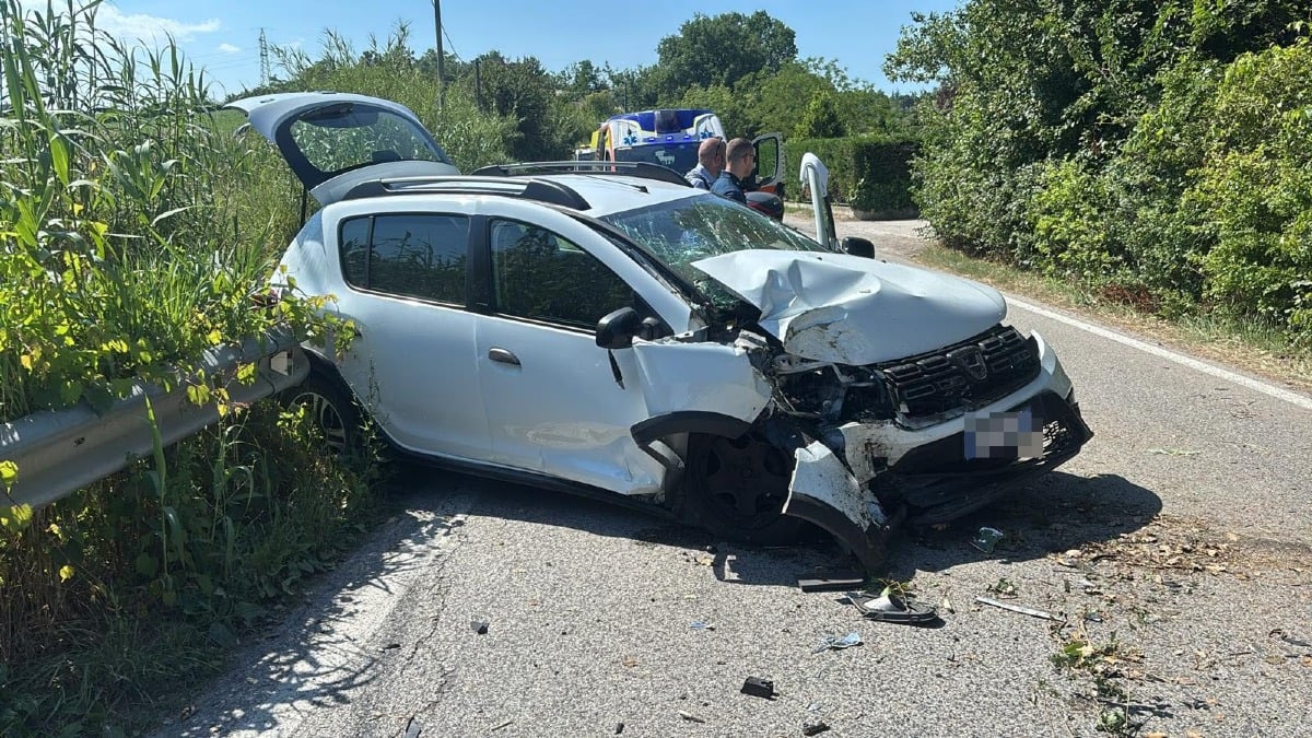 Auto contro il terrapieno a San Martino in Venti: donna trasportata in elicottero al Bufalini