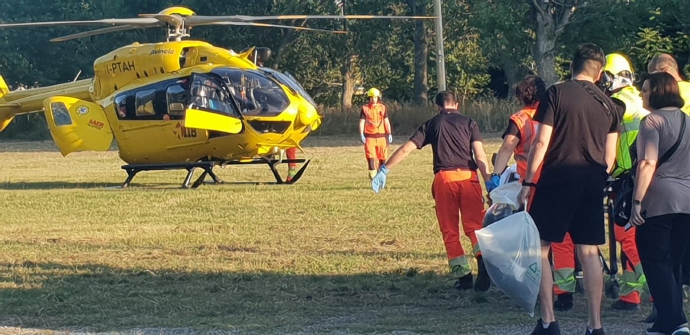 Riccione, scooter contro auto in viale Torino: giovane trasportato in elisoccorso al Bufalini