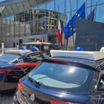Al bar per un chiarimento col datore di lavoro della compagna, pestato a sangue
