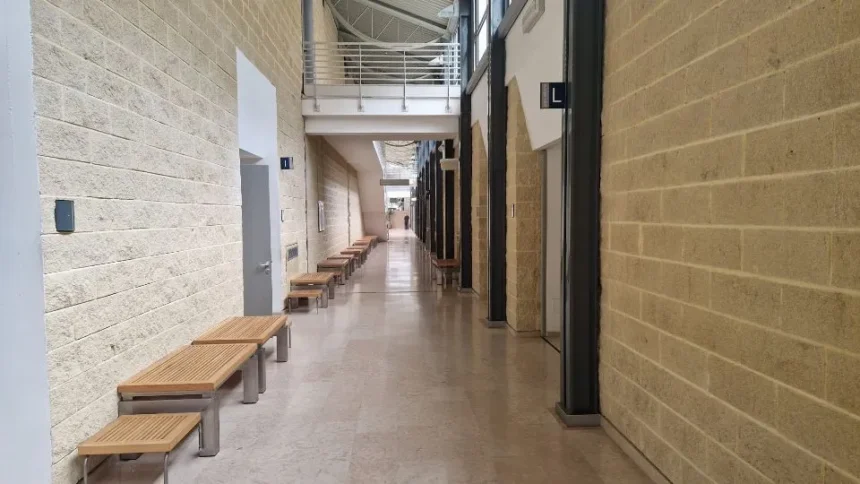 Licenziato dopo condanna per estorsione, dipendente provinciale perde la causa