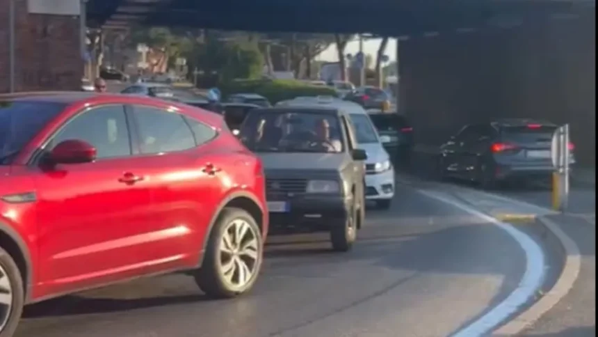 La Bike Parade manda in tilt il traffico cittadino. Automobilisti intrappolati