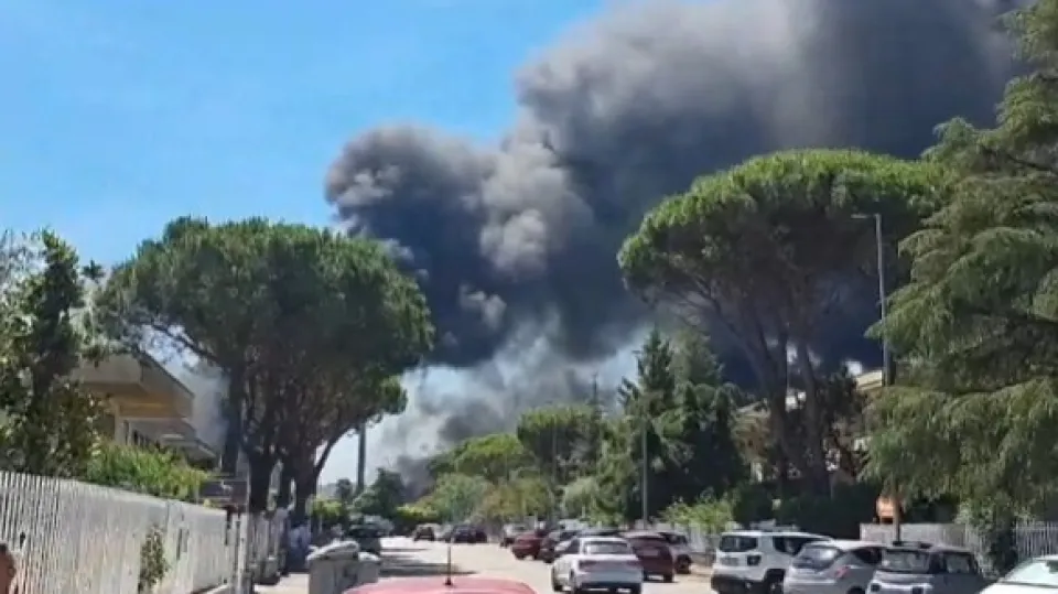 Grave incendio al casello A14 di Riccione. A fuoco un mezzo pesante