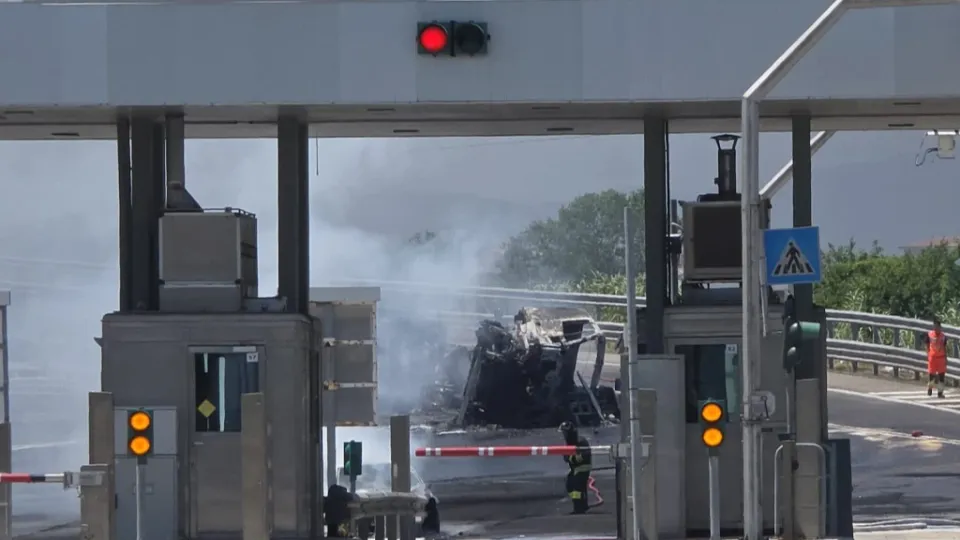 Grave incendio al casello A14 di Riccione. A fuoco un’autocisterna