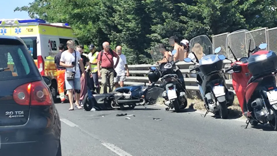 Scontro tra ciclomotori sulla SS16. Soccorsi i conducenti, traffico rallentato