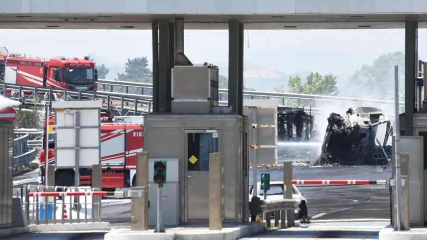 Casello a 14 a Riccione: pesanti i danni. Si lavora per riaprire venerdì mattina