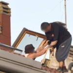 25 ore sul tetto di casa, poi i negoziatori lo convincono a scendere