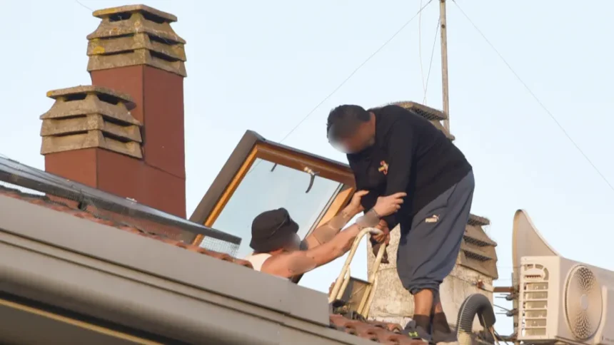 25 ore sul tetto di casa, poi i negoziatori lo convincono a scendere
