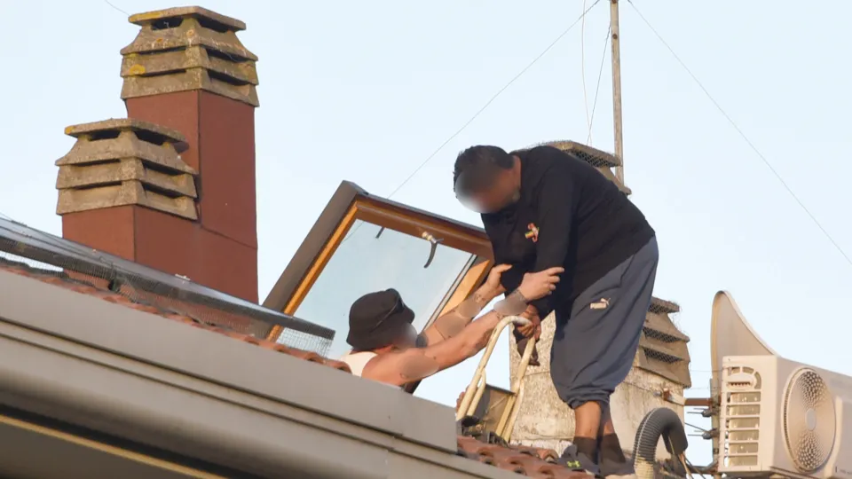 25 ore sul tetto di casa, poi i negoziatori lo convincono a scendere