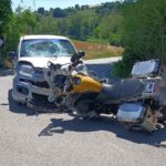 Incidente sulla strada per Saludecio: centauro sbalzato contro il parabrezza di un’auto