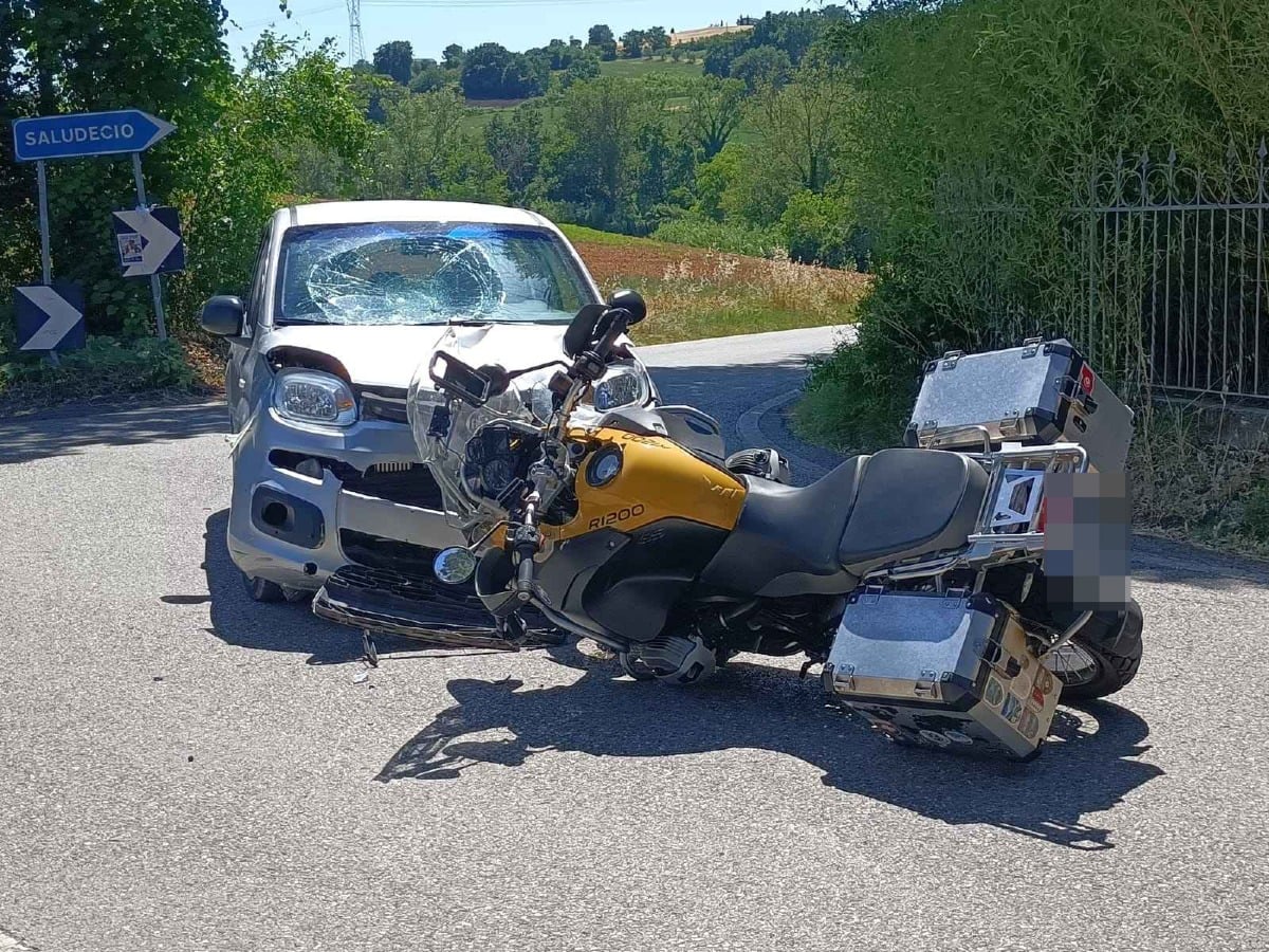 Incidente sulla strada per Saludecio: centauro sbalzato contro il parabrezza di un’auto