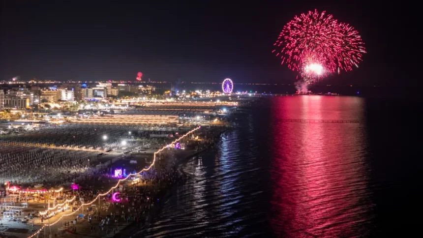 Buon avvio per la Notte Rosa a Rimini. Arrivano i big in piazzale Fellini