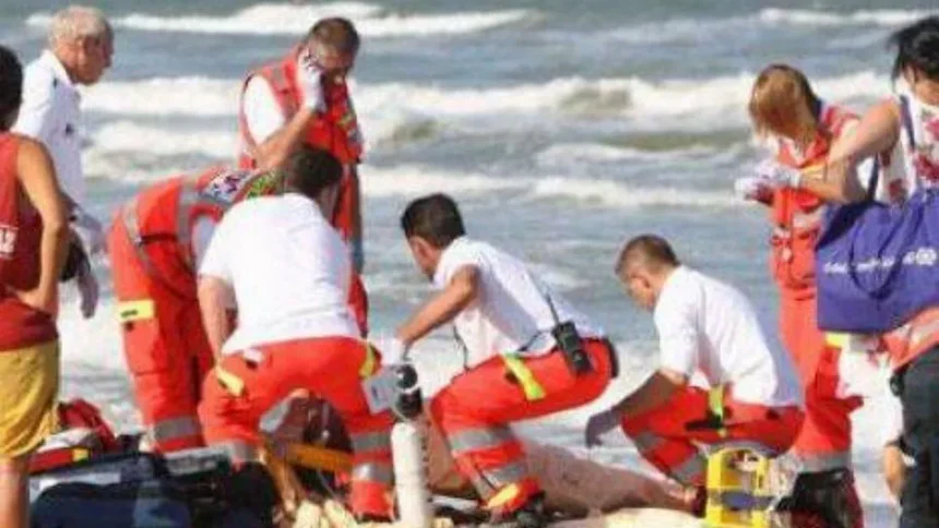 Malore fatale in acqua a Cattolica. Muore un anziano turista