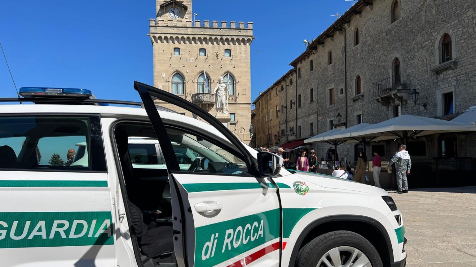 Cronaca. Colpo lampo in centro: incastrato dai video e fermato in piazza. Espulso da San Marino