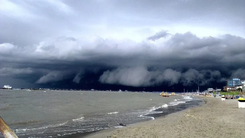 In sedici anni 42 eventi meteo estremi costieri in Emilia Romagna con danni