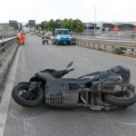 Centauro si schianta contro un mezzo Anas sul cavalcavia della Marecchiese: traffico in tilt e strada chiusa