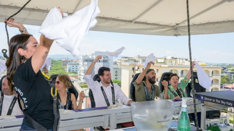 Riccione, torna “Dinner in the Sky”: fino al 28 giugno tavolate ad alta quota